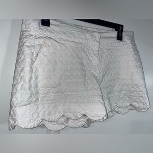 Crown & Ivy Scalloped White Summer Casual & Comfort Shorts Size 10 (Medium)